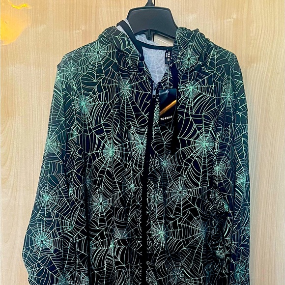 NWT spider onesie that glows in the dark. Size 1/2 - Picture 1 of 5